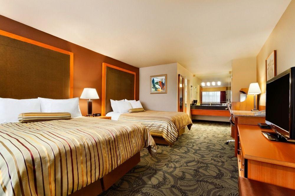 Poco Inn And Suites Hotel And Conference Center Port Coquitlam Eksteriør billede