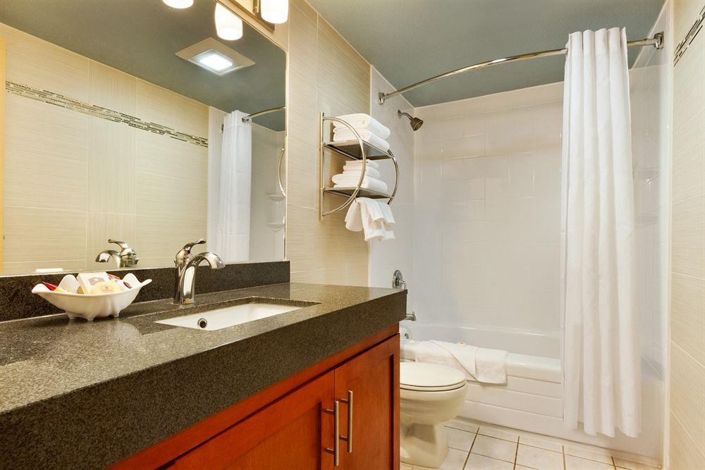 Poco Inn And Suites Hotel And Conference Center Port Coquitlam Eksteriør billede