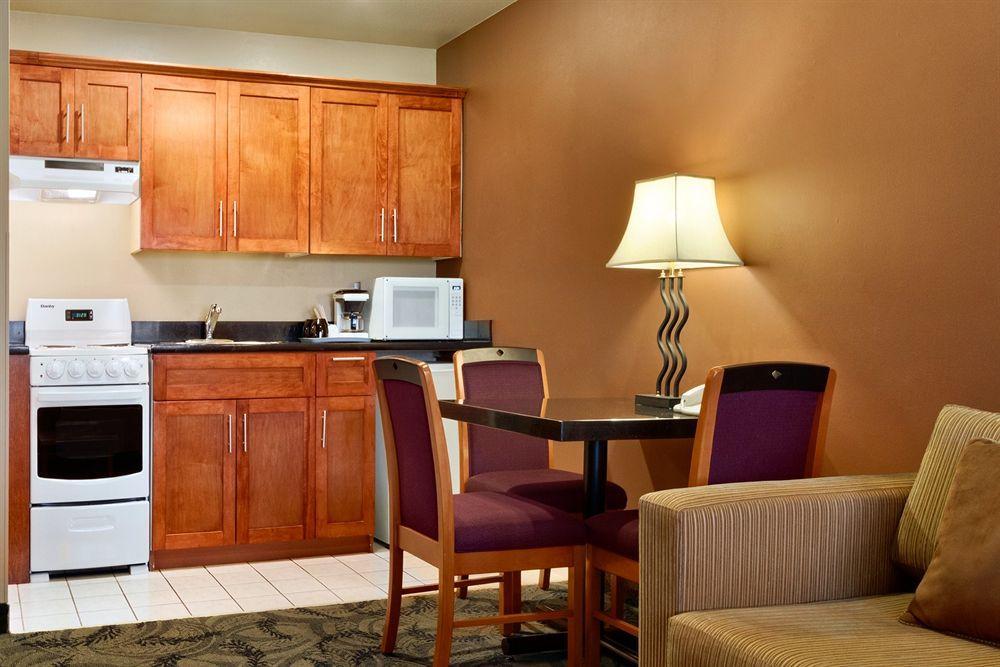 Poco Inn And Suites Hotel And Conference Center Port Coquitlam Eksteriør billede